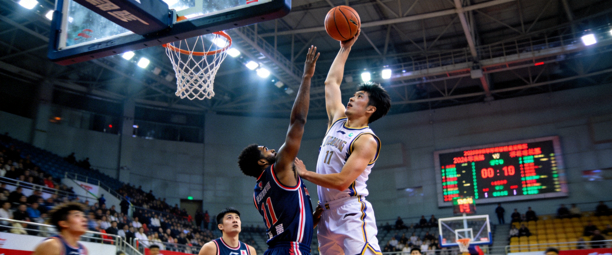 CBA中国男子篮球职业联赛精彩比赛画面，球员突破上篮